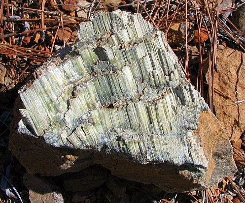 Chrysotile: Mineral information, data and localities.