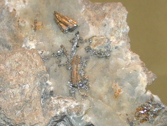 quartz rock gold